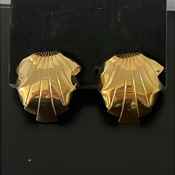 Y2K Givenchy Shiny Gold Plated Etched Abstract Runway Clip Earrings - Picture 5 of 15